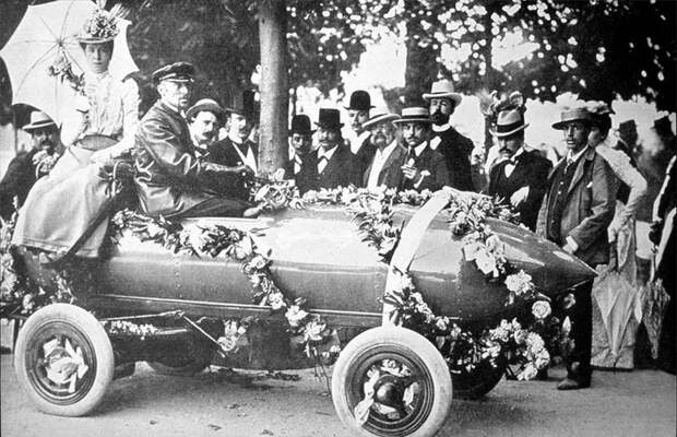 Первый автомобиль, разогнавшийся свыше 100 км/ч – электромобиль La Jamais Contente (вечно недовольная), 1899 год.