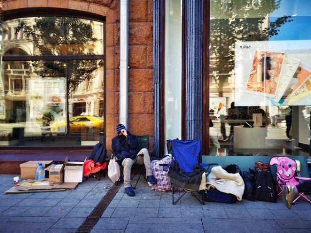 Сколько в Москве стоит место в очереди за iPhone (ФОТО)