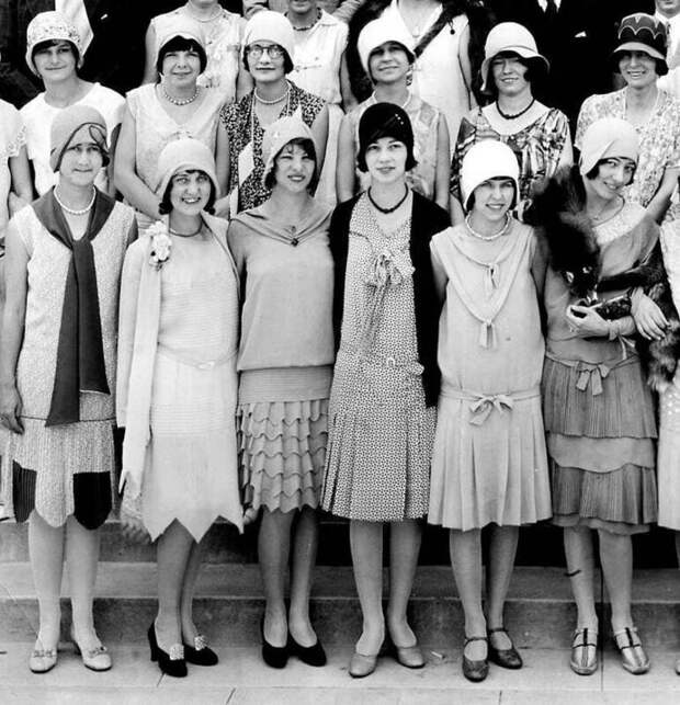 13. Ученицы средней школы перед танцами, США, 1920-е годы 13. Ученицы средней школы перед танцами, США, 1920-е годы