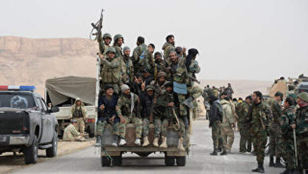Бойцы Сирийской арабской армии и отряда народного ополчения Соколы пустыни