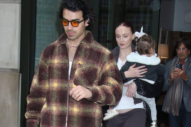 Певец Джо Джонас призвал не верить слухам о причине развода с Тернер