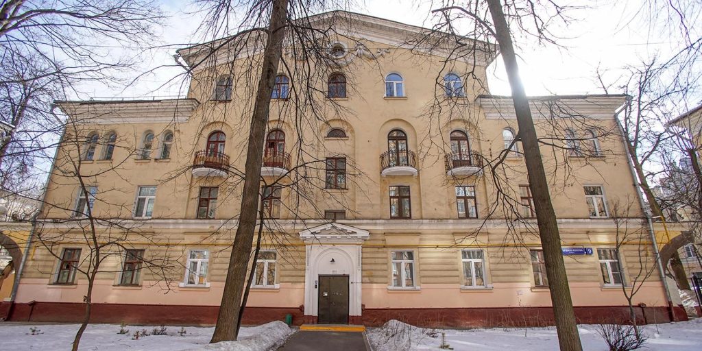 Крышу дома в стиле сталинский неоклассицизм отремонтируют на улице Маршала Конева