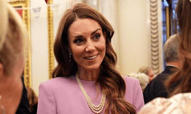 В лиловом платье и любимом ожерелье королевы: Кейт Миддлтон на приеме в честь 100-летия со дня рождения Елизаветы II