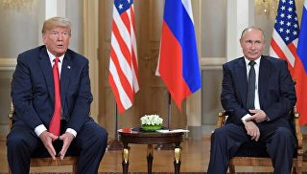 Президент РФ Владимир Путин и президент США Дональд Трамп (слева) во время встречи в президентском дворце в Хельсинки. Архивное фото