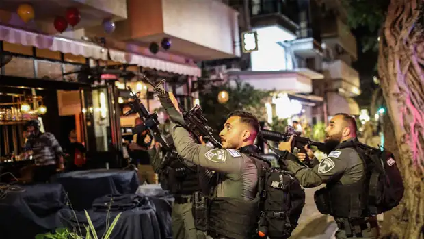 Беннет разрешил силовикам действовать без ограничений после стрельбы палестинца в Тель-Авиве