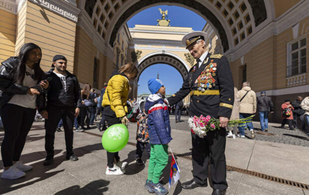Главный праздник страны: россияне отмечают День Победы