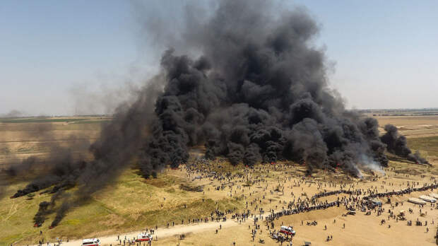 Палестинцы поджигают шины