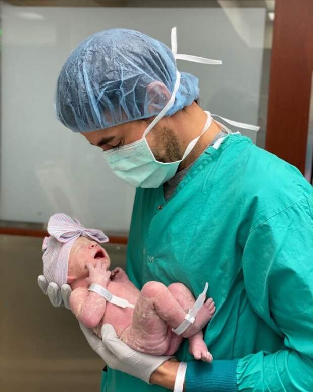 Энрике Иглесиас с новорождённой дочерью. Счастливый папа под этой фотографией написал: «Моё Солнышко». / Фото: www.instagram.com