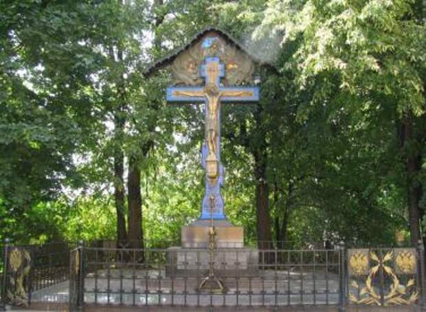 Восстановленный памятник над перезахороненными останками князя Сергея Александровича в Новоспасском монастыре