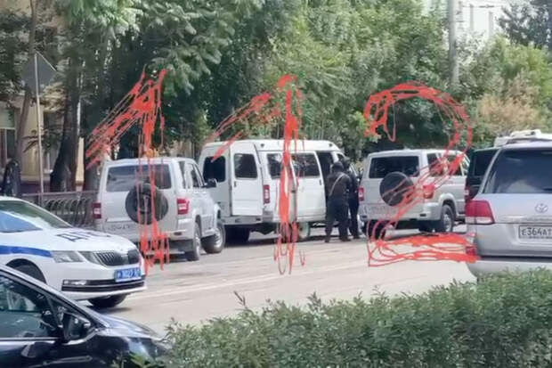 Две кареты скорой помощи подъехали к СИЗО Ростова, где удерживаются заложники