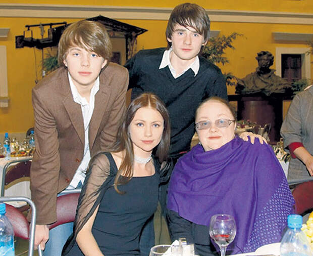 Екатерина Георгиевна с дочкой Машей, сыном Алексеем и внуком Андреем (слева)