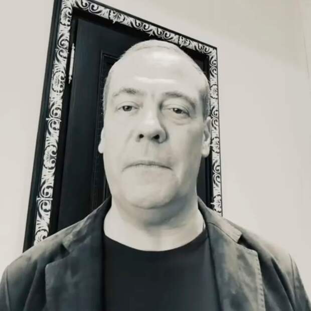 Медведев на черно-белом видео задал всего один вопрос Зеленскому