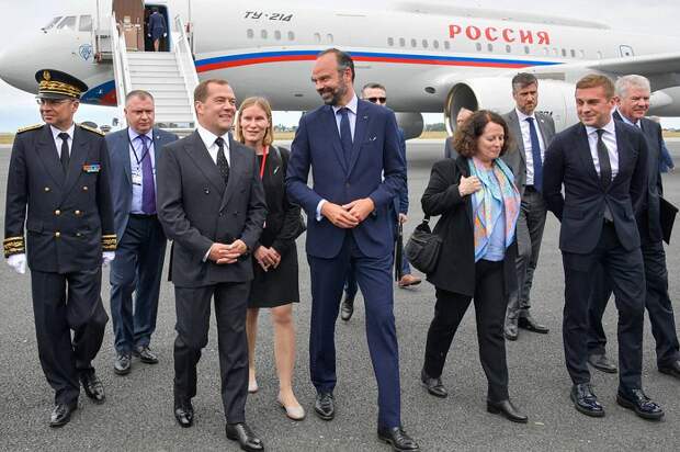 Визит Медведева во Францию, встречает премьер Филипп, 24.06.19.png
