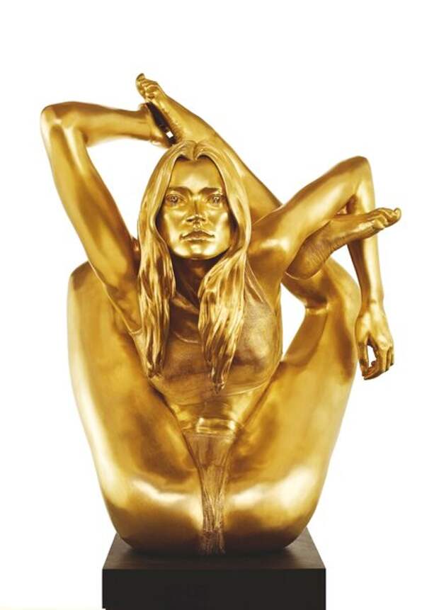 Кейт Мосс занимается йогой. Скульптура 'Sphinx' 2006 by Marc Quinn.
