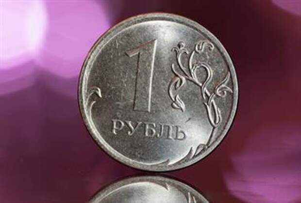 A view shows a Russian one rouble coin in this picture illustration taken October 26, 2018. Picture taken October 26, 2018. REUTERS/Maxim Shemetov 