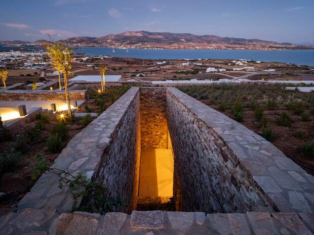 Подземная вилла, интегрированная в скалистый ландшафт в Греции