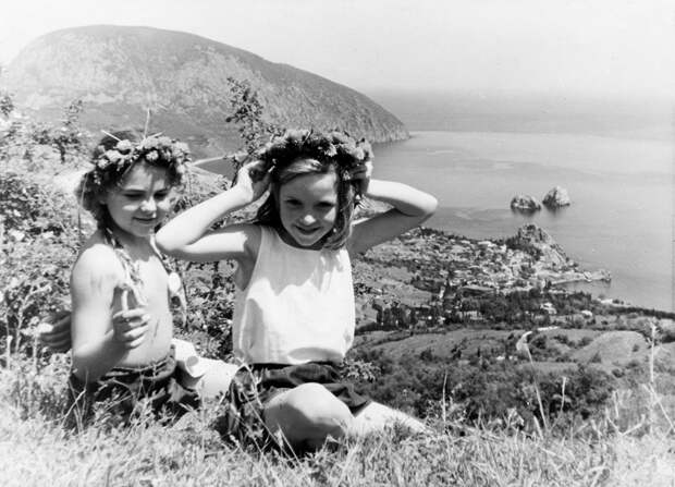 Жизнь пионерского лагеря Артек. Горное озеро 1950. Место создания Крым, Гурзуф Артек.jpg Жизнь пионерского лагеря Артек. Горное озеро 1950. Место создания Крым, Гурзуф Артек.jpg