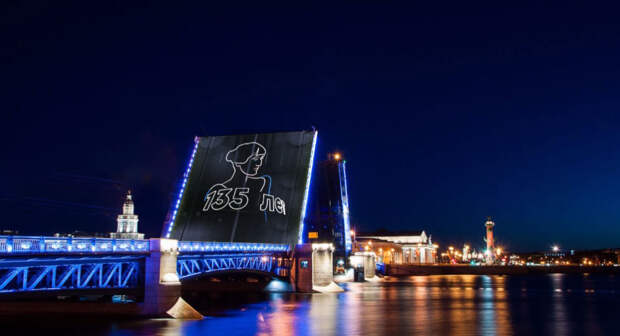 Лазерный портрет Анны Ахматовой украсит Дворцовый мост к 135-летию со дня рождения поэтессы