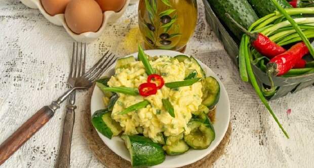 Битые огурцы с яичным салатом: простое и очень вкусное блюдо