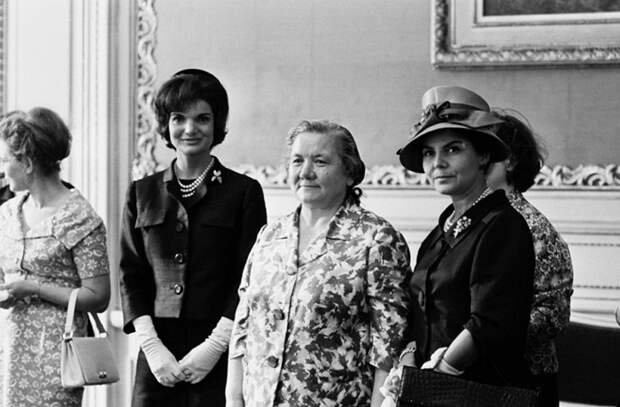 Первая леди СССР Нина Хрущева и Первая леди США Жаклин Кеннеди. / Фото: histograf.ru