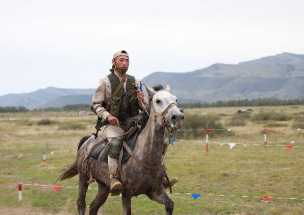 Законы тывы. Конный марафон Uzbekistana. Путешествие на Сейбу Тува 2020. Фото президента на коне с символом в Тыве.