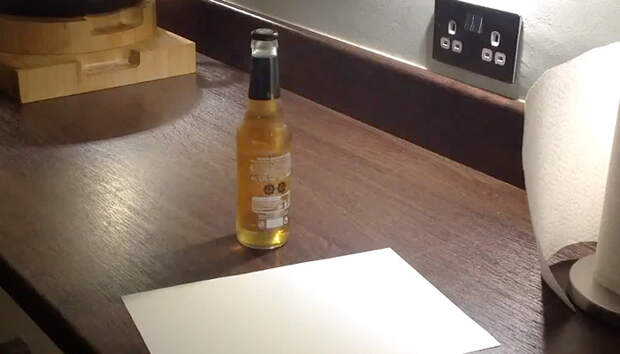 Крутой лайфхак: как открыть бутылку пива с помощью обычного листа бумаги