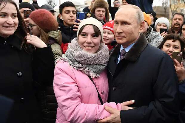 Предложившая Путину жениться девушка рассказала, ответил ли ей президент