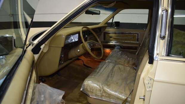Пара Lincoln Continentals 1979 года без пробега уйдет с молотка