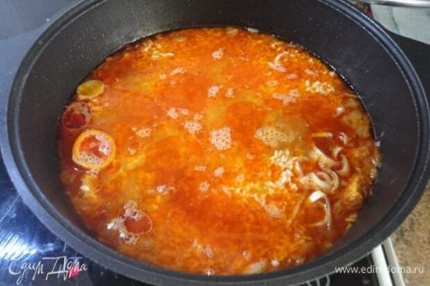 Выложить рис и овощи к мясу и тушить на слабом огне 25 минут.