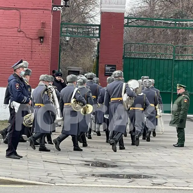 Залпы, чиновники и запрет на вход. Первые кадры с похорон Владимира Жириновского на Новодевичьем кладбище