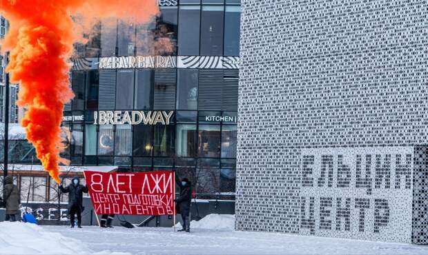 Ельцин был самым непопулярным президентом России (Медведев, конечно, тоже знатно покуролесил, но под чутким управлением Путина, и более таких рискованных ходов Владимир Владимирович не совершал).-6