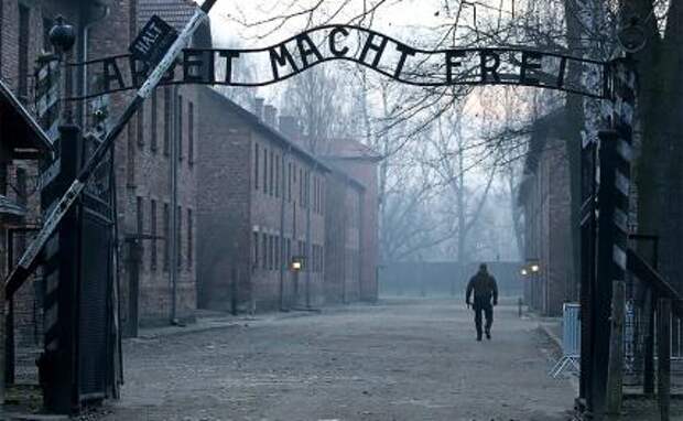 На фото:  Освенцим. Вход на территорию бывшего концентрационного лагеря Аушвиц-Биркенау, Польша.