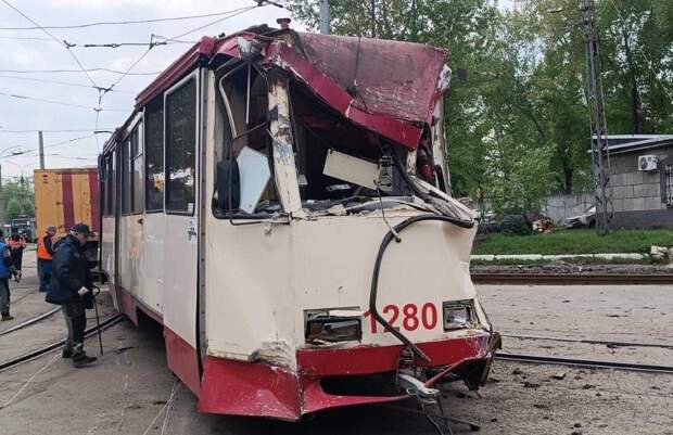 Несся на большой скорости: в Челябинске у депо N 1 трамвай сошел с рельсов и врезался в стену