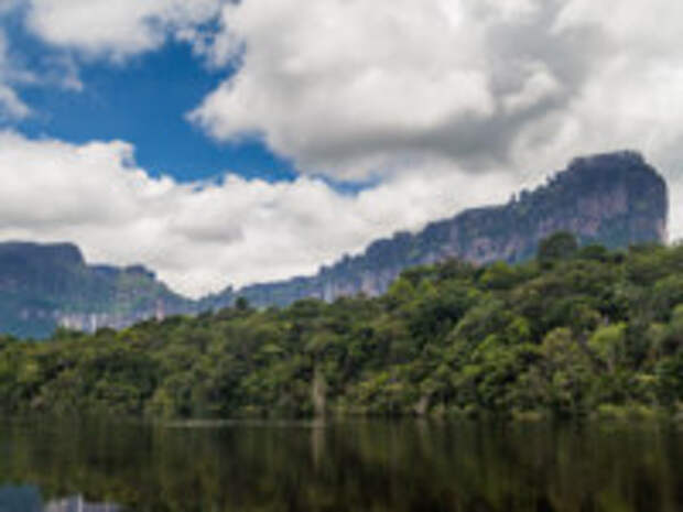 Венесуэла. River Carrao and tepui (table mountain) Auyan in National Park Canaima, Venezuela. Фото mathes - Depositphotos