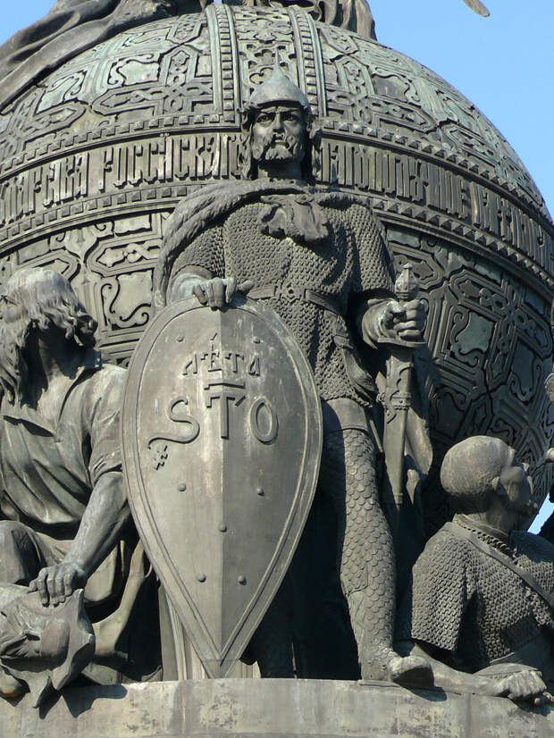 Рюрик на Памятнике Тысячелетию России. Фото: https://upload.wikimedia.org