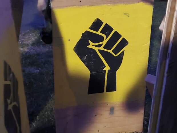 Протесты в Портленде. Стена щитов