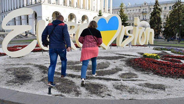 Вытоптанная клумба с символикой Евровидения в центре Киева. Архивное фото