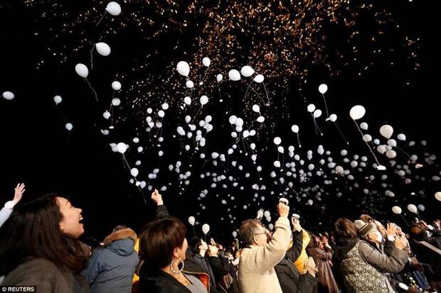 Японцы прощаются с 2017 годом, отпуская в небо белые воздушные шары города мира, новогодний, новый год, новый год 2018, празднование, фейерверк, фейерверки