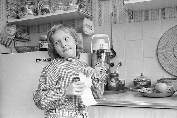 Ксения Собчак родилась 5 ноября 1981 г. в Ленинграде. Ее отец Анатолий Собчак был народным депутатом СССР, а в 1991-1996 гг. - мэром Санкт-Петербурга. На фото дома на кухне, 1990 г.