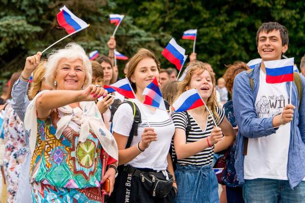 Флешмоб «Россия объединяет» ко Дню флага России прошел на Поклонной горе. Фото: Ю. Иванко mos.ru