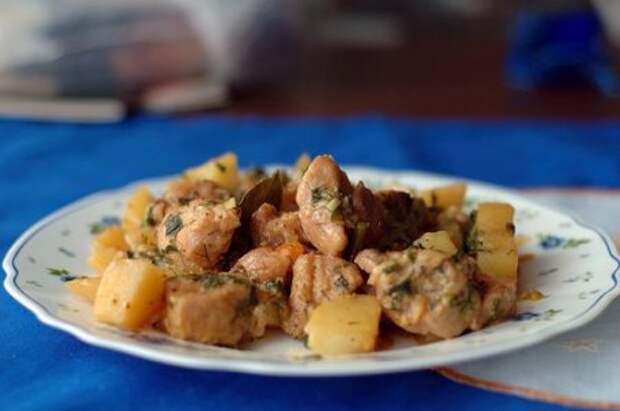 Грудка индейки с грибами и картошкой в мультиварке