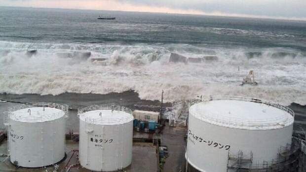 Волна цунами преодолела заградительный барьер и накрыла атомную станцию