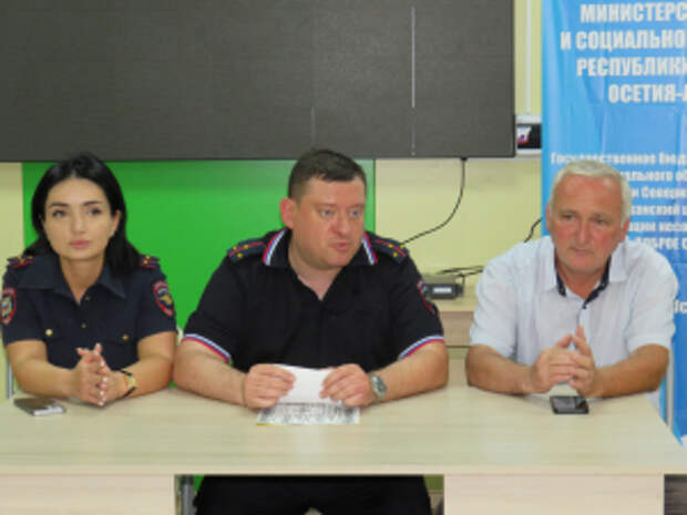 Полицейские Северной Осетии совместно с Общественным советом провели профилактические беседы с детьми в летних лагерях