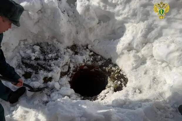 Восьмилетняя девочка упала в открытый канализационный люк в Чебоксарах