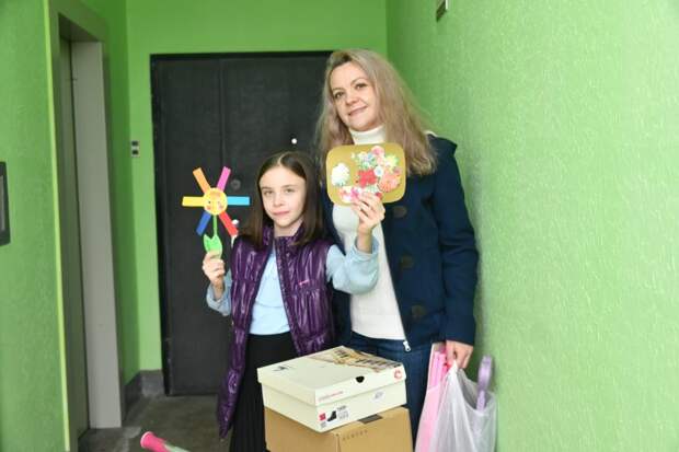 Волонетр Ирина Пономарева собирает помощь для жителей ЛДНР вместе с дочкой / Фото: Денис Афанасьев