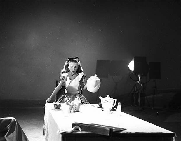 Мультяшную Алису в стране чудес 1951 года сыграла реальная девочка: фото, как это было