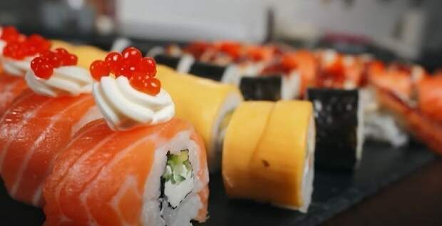 Россиянам рассказали, что суши и роллы с красной рыбой полезны для здоровья