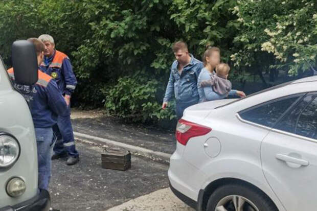 В Липецке спасатели достали годовалого ребенка из заблокированного автомобиля