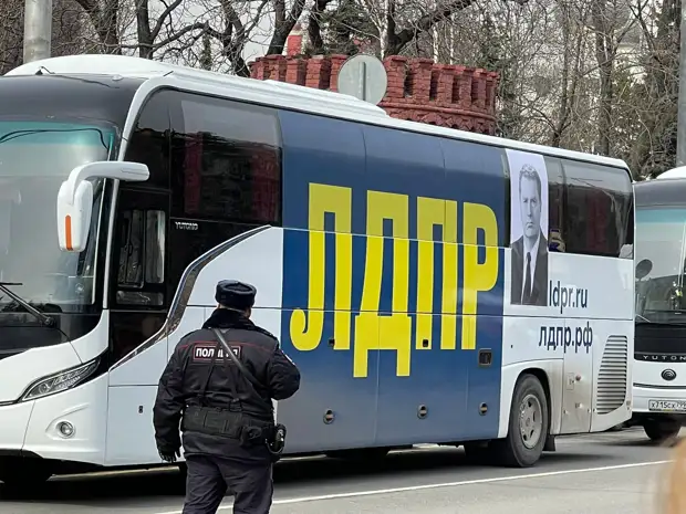 Залпы, чиновники и запрет на вход. Первые кадры с похорон Владимира Жириновского на Новодевичьем кладбище