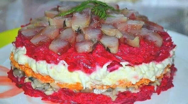 Сытный и праздничный рецепт: очень вкусный салат с сельдью Сытный и праздничный рецепт: очень вкусный салат с сельдью